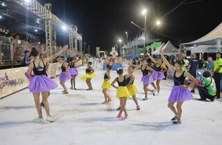 Primeira noite de desfile mistura homenagem, resist&ecirc;ncia e fantasia