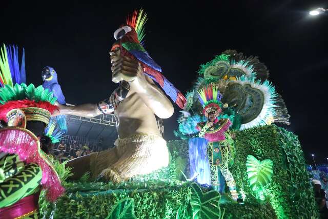 Primeira noite de desfile mistura homenagem, resist&ecirc;ncia e fantasia