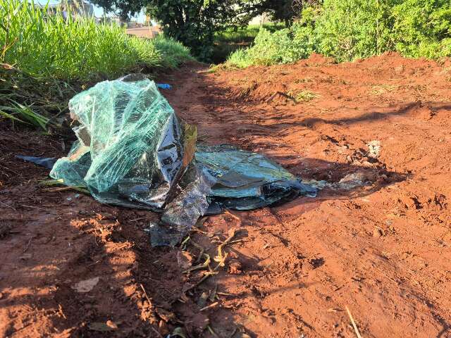 Caminhonete desce sozinha e vai parar dentro do C&oacute;rrego Buriti 