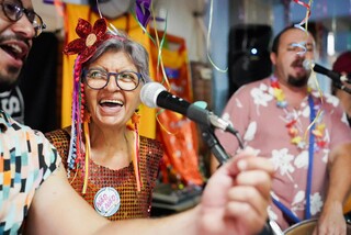 Aos 68 anos, Tânia não larga microfone e bate ponto no Carnaval Aos 68 anos, Tânia não larga microfone e bate ponto no Carnaval
