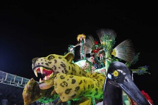 Primeira noite de desfile mistura homenagem, resist&ecirc;ncia e fantasia