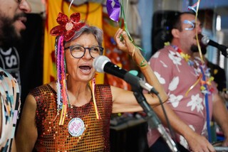 Aos 68 anos, Tânia não larga microfone e bate ponto no Carnaval Aos 68 anos, Tânia não larga microfone e bate ponto no Carnaval