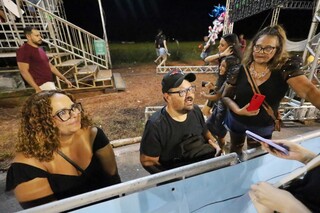 P&uacute;blico chega cedo e garante lugar privilegiado no &uacute;ltimo dia de desfiles