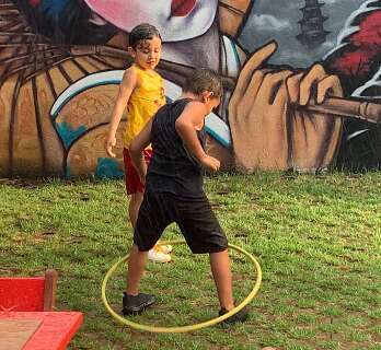 Adulto at&eacute; "arrega", mas crian&ccedil;ada mostra como curtir o Carnaval raiz