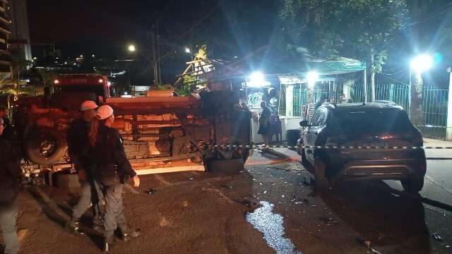 Condutora perde controle e tomba Ford Ranger no Parque das Na&ccedil;&otilde;es