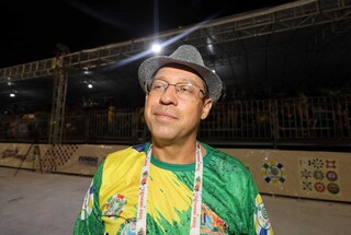 P&uacute;blico chega cedo e garante lugar privilegiado no &uacute;ltimo dia de desfiles