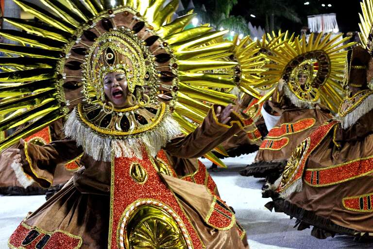 Candidata ao título, Mocidade da Nova Corumbá é ovacionada