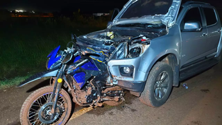 Caminhonete atinge moto e deixa ferido grave na BR-163 Caminhonete atinge moto e deixa ferido grave na BR-163