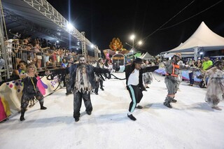 P&uacute;blico de 20 mil encerra desfiles com flashback, &aacute;guas sagradas e di&aacute;sporas