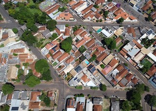 Ap&oacute;s anos de descaso, bairro mais antigo de cidade vira "museu abandonado"