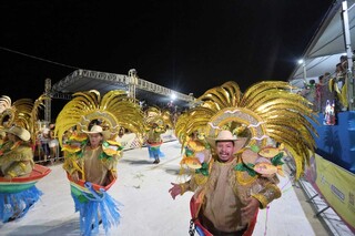 P&uacute;blico de 20 mil encerra desfiles com flashback, &aacute;guas sagradas e di&aacute;sporas