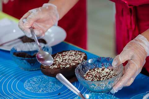 Prefeitura leva aos bairros curso para produ&ccedil;&atilde;o de ovos de P&aacute;scoa