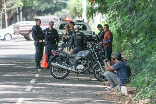 Blitz flagra 42 irregularidades e recolhe motocicleta na Avenida Ricardo Brand&atilde;o