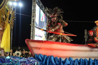 P&uacute;blico de 20 mil encerra desfiles com flashback, &aacute;guas sagradas e di&aacute;sporas