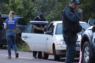 Vídeo mostra bandidos invadindo farmácia antes de PM matar suspeito Vídeo mostra bandidos invadindo farmácia antes de PM matar suspeito