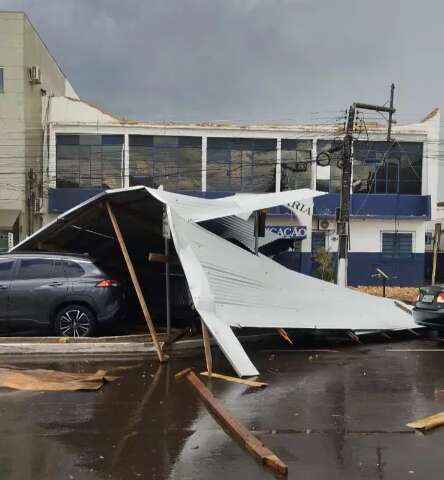 Temporal derruba &aacute;rvores e destelha Secretaria de Educa&ccedil;&atilde;o em Ponta Por&atilde;