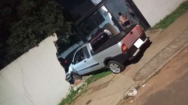 Motorista perde controle da dire&ccedil;&atilde;o e derruba muro de condom&iacute;nio