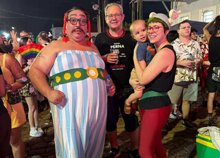 Ant&ocirc;nio nem fez 2 anos e pulou Carnaval mais que muito adulto