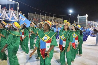 P&uacute;blico de 20 mil encerra desfiles com flashback, &aacute;guas sagradas e di&aacute;sporas