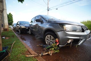 Enxurrada leva carro, suja casas e deixa rastro de destrui&ccedil;&atilde;o