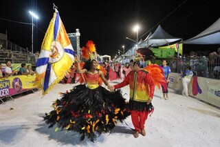 P&uacute;blico de 20 mil encerra desfiles com flashback, &aacute;guas sagradas e di&aacute;sporas