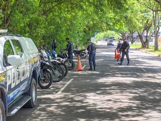 Blitz flagra 42 irregularidades e recolhe motocicleta na Avenida Ricardo Brand&atilde;o