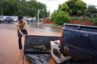 Chuva de 30 minutos transforma ruas em rio de lama do Semin&aacute;rio ao Canguru