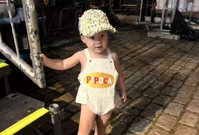 Ant&ocirc;nio nem fez 2 anos e pulou Carnaval mais que muito adulto