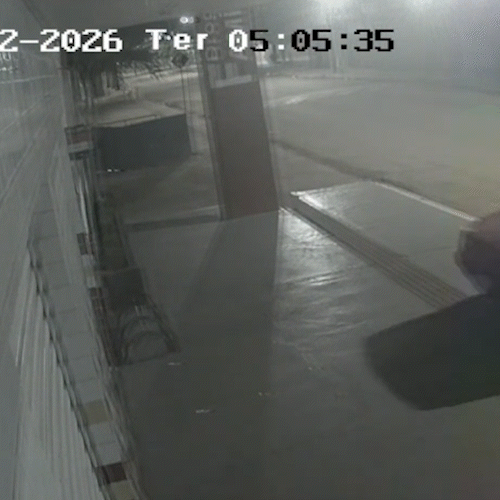 V&iacute;deo mostra bandidos invadindo farm&aacute;cia antes de PM matar suspeito