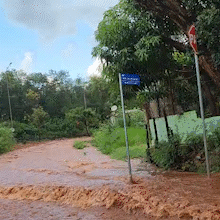 Chuva de 30 minutos transforma ruas em rio de lama do Semin&aacute;rio ao Canguru