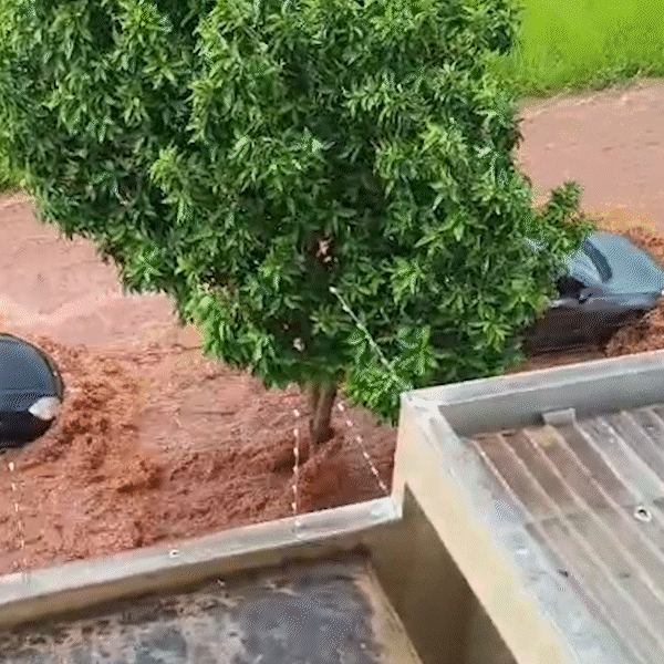 Enxurrada leva carro, suja casas e deixa rastro de destrui&ccedil;&atilde;o