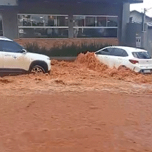 Com enxurradas, moradores enfrentam isolamento a cada temporal