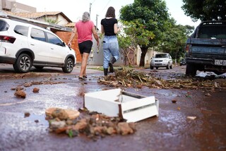 Enxurrada leva carro, suja casas e deixa rastro de destrui&ccedil;&atilde;o