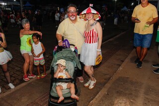 Ant&ocirc;nio nem fez 2 anos e pulou Carnaval mais que muito adulto
