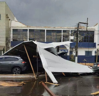 Temporal derruba &aacute;rvores e destelha Secretaria de Educa&ccedil;&atilde;o em Ponta Por&atilde;