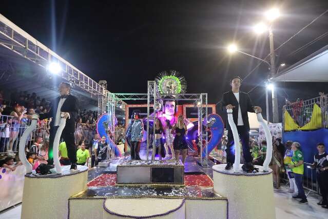 P&uacute;blico de 20 mil encerra desfiles com flashback, &aacute;guas sagradas e di&aacute;sporas