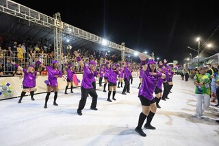 P&uacute;blico de 20 mil encerra desfiles com flashback, &aacute;guas sagradas e di&aacute;sporas