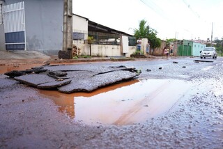 Chuva de 30 minutos transforma ruas em rio de lama do Semin&aacute;rio ao Canguru