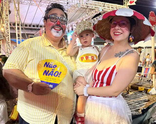 Ant&ocirc;nio nem fez 2 anos e pulou Carnaval mais que muito adulto