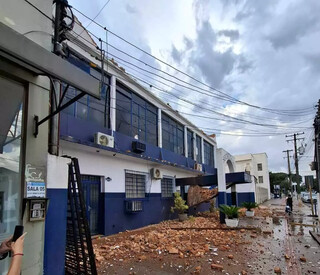 Temporal derruba &aacute;rvores e destelha Secretaria de Educa&ccedil;&atilde;o em Ponta Por&atilde;