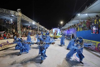 P&uacute;blico de 20 mil encerra desfiles com flashback, &aacute;guas sagradas e di&aacute;sporas