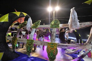 P&uacute;blico de 20 mil encerra desfiles com flashback, &aacute;guas sagradas e di&aacute;sporas