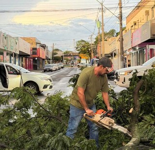 Ap&oacute;s tempestade de poeira e vendaval, cidades come&ccedil;am o dia com limpeza 