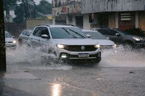 Em poucos minutos, chuva alaga vias em diversas regi&otilde;es de Campo Grande