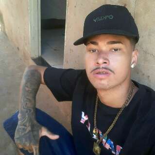 Motociclista finge queda e executa rapaz com mais de 30 tiros