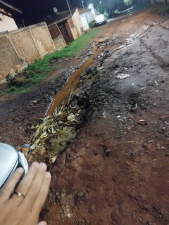 Carro fica preso em cratera durante corrida de aplicativo e ocupantes ficam a p&eacute;