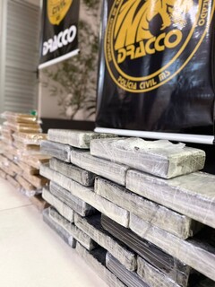 Dupla é presa com cocaína e prejuízo ao tráfico chega a R$ 3 milhões Dupla é presa com cocaína e prejuízo ao tráfico chega a R$ 3 milhões