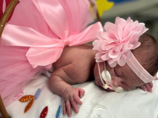 Hospital leva ensaio de Carnaval &agrave; UTI neonatal e emociona fam&iacute;lias