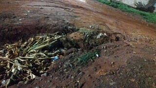 Carro fica preso em cratera durante corrida de aplicativo e ocupantes ficam a p&eacute;