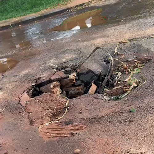 Buraco em cruzamento do Bairro Santa Luzia preocupa moradores